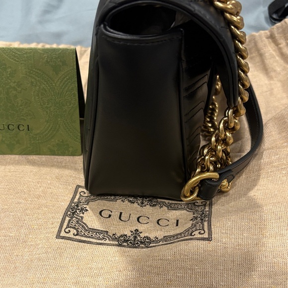 Gucci Quilted Black Shoulder Bag with Gold Chain - Picture 4 of 9